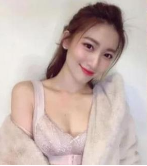 Sau 2 năm làm việc, cô nàng đã rất thành thục việc rang cơm.