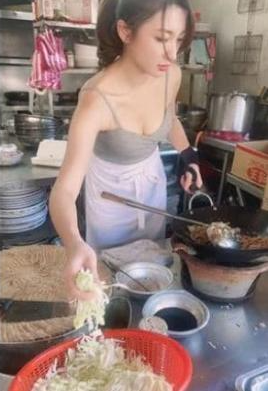 Dân mạng nhanh chóng đặt biệt danh cho cô gái là "hot girl bán cơm rang", "hot girl cơm chiên"...