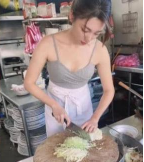 Nhưng do ảnh hưởng của dịch Covid-19, cô đến học việc và bán cơm rang.