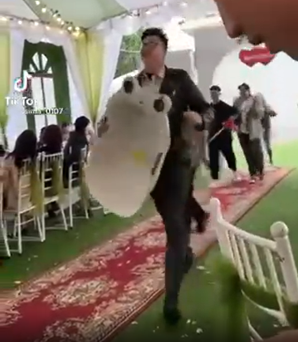 Nhất quỷ, nhì ma, thứ ba chắc chắn là lũ bạn thân “lầy lội”. Ngay cả trong ngày cưới, đám bạn "trời đánh" cũng không tha, nghĩ ra đủ trò để màn tặng quà cưới trở nên hài hước hơn bao giờ hết.