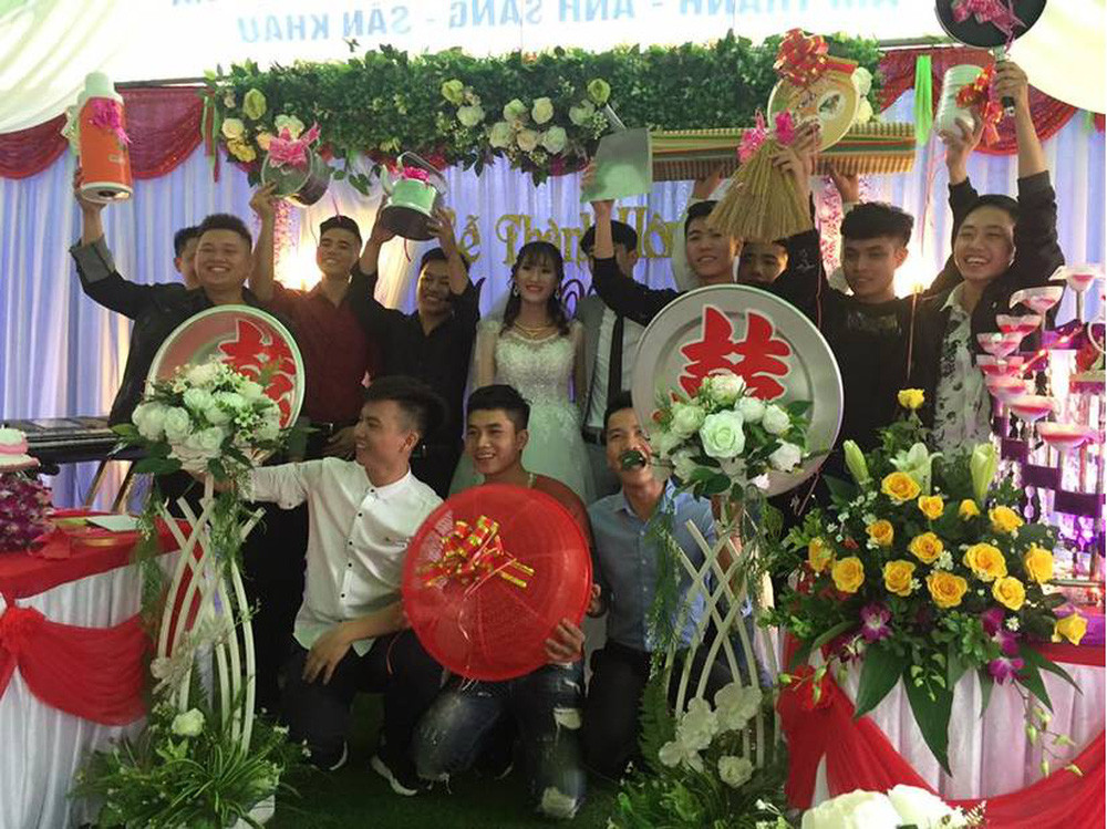 Tặng xô, chậu, chổi, mâm thôi chưa đủ, có hội bạn còn bê nguyên chiếc ghế tình yêu lên sân khấu để giúp cô dâu chú rể giữ lửa yêu thương.