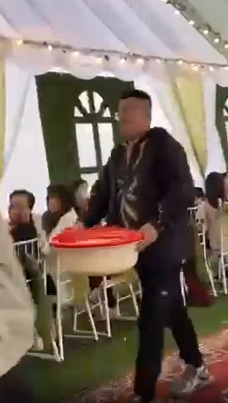 Mỗi món quà cưới bá đạo đều được buộc dây nơ cẩn thận, trao tận tay cho "khổ chủ" trong ngày trọng đại.