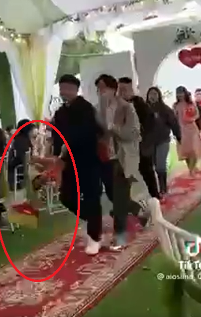 Đoạn clip ghi lại cảnh hội bạn mang theo quà mừng cưới toàn vật dụng thiết yếu dành cho một gia đình nhỏ tiến vào lễ đường để mừng cưới cô dâu chú rể được chia sẻ trên mạng xã hội mới đây chính là một minh chứng.