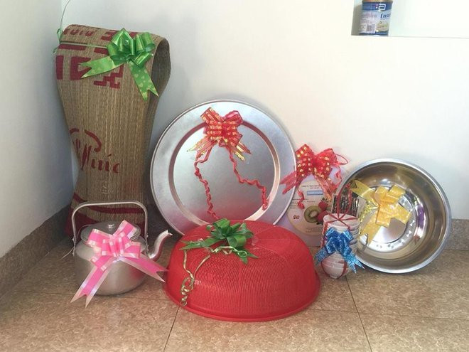 Bên cạnh những lời chúc mừng đến ngày vui của nhân vật chính, nhiều bình luận được để lại cũng bày tỏ sự thích thú với cách mừng cưới sáng tạo này.