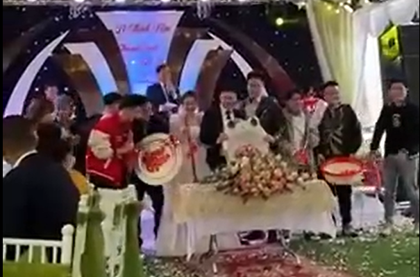 Đây đều là những vật dụng thiết yếu mà gia đình nào cũng cần đến, nhưng bê lên tận lễ đường thế này đúng là chỉ có đám bạn “nhây” mới dám làm.