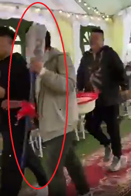 Theo đó, các thanh niên đã ôm những món quà cưới từ thời ông bà anh như: Chậu, mâm, chổi, phích,… lên sân khấu chúc hạnh phúc cô dâu chú rể.