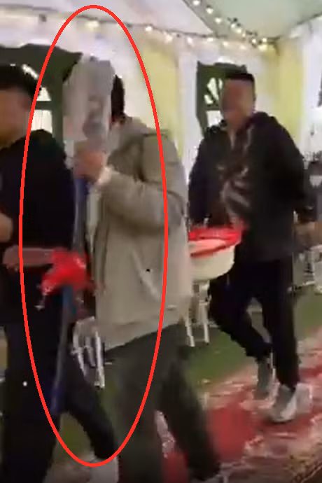 Theo đó, các thanh niên đã ôm những món quà cưới từ thời ông bà anh như: Chậu, mâm, chổi, phích,… lên sân khấu chúc hạnh phúc cô dâu chú rể.