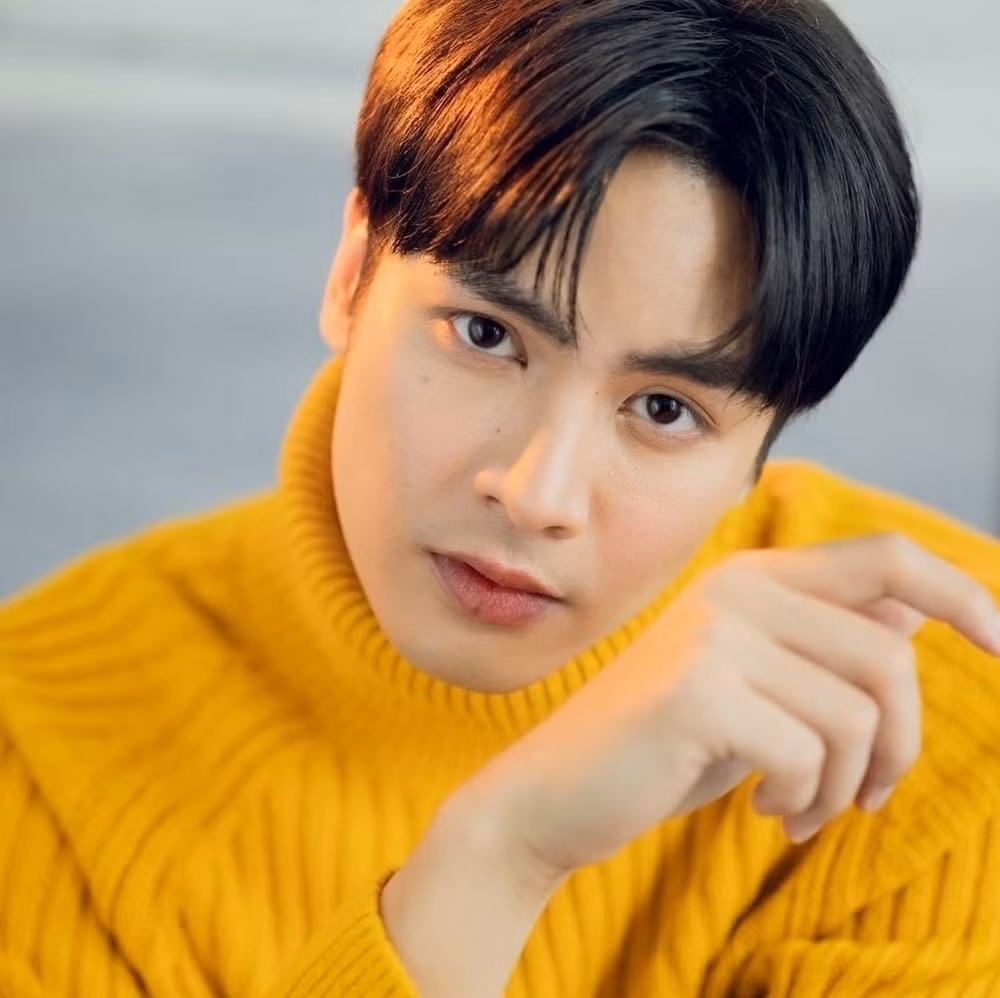 Đáng chú ý, mái tóc dài lãng tử đã được Ice Panuwat Premmaneenan cắt đi. Dẫu vậy, sự phong trần và điển trai của anh chàng không hề vơi bớt.