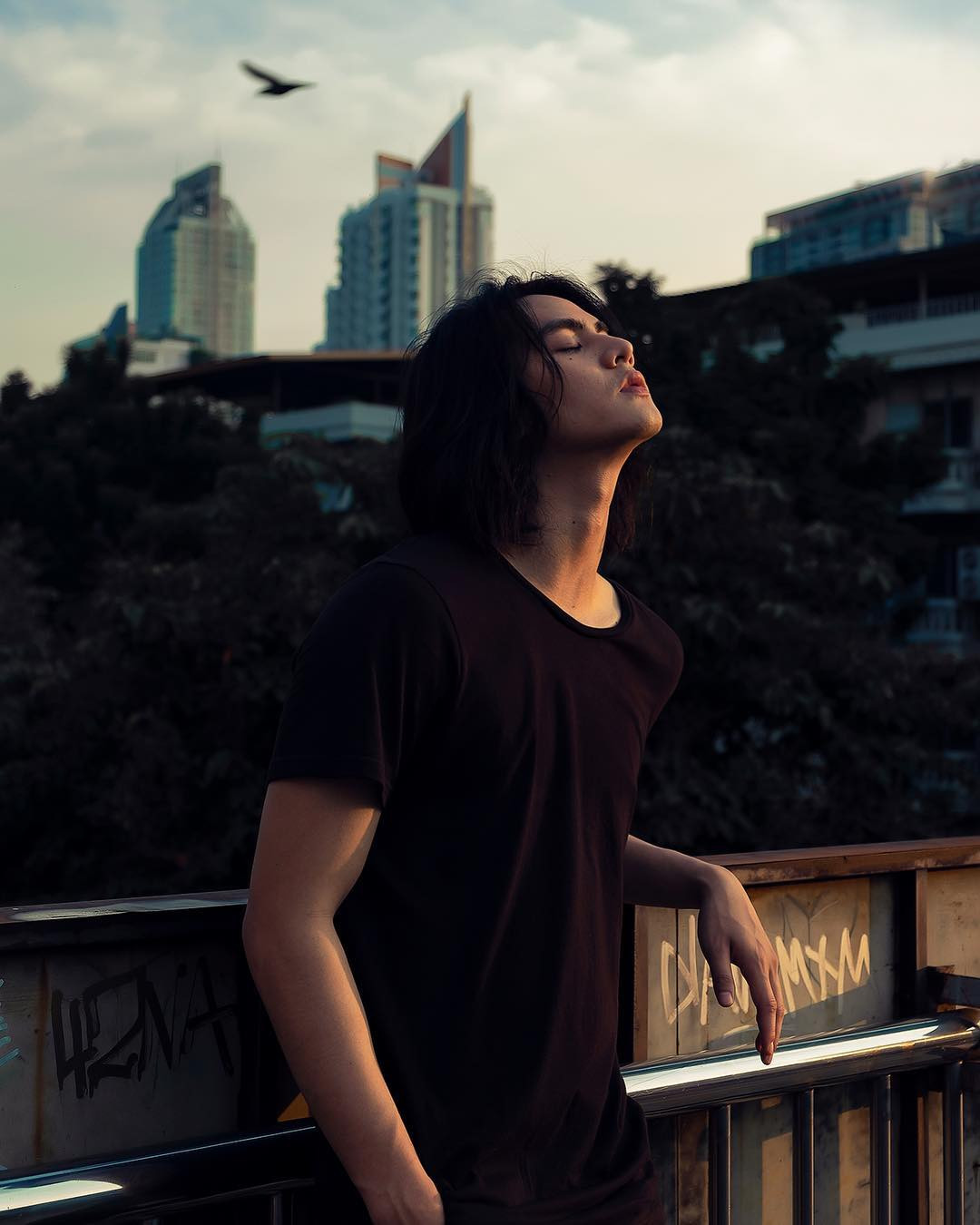 Thậm chí, nhiều dân mạng đã bình luận, hi vọng Ice Panuwat Premmaneenan có thể nuôi mái tóc lãng tử, phong trần như trước kia.