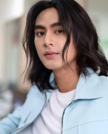 Thời điểm nổi danh ở Việt Nam, Ice Panuwat Premmaneenan là một người mẫu ảnh và từng đảm nhận vị trí chơi bass của ban nhạc.