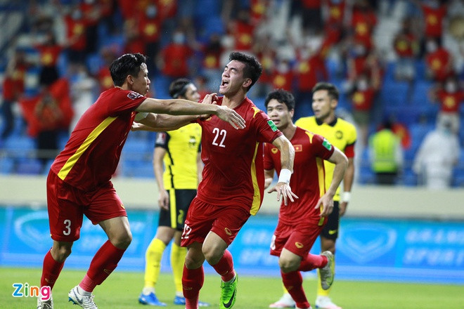Sau những phút đầu đã chậm rãi thăm dò đối thủ, các cầu thủ đội tuyển Việt Nam bất ngờ có bàn thắng ở phút 27 do công của Tiến Linh. Ảnh: Zing