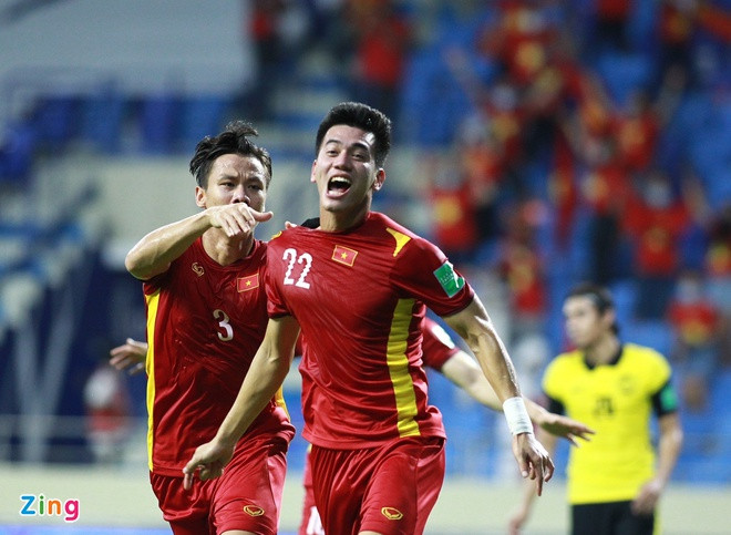 Từ pha đá phạt góc ở cánh trái của Xuân Trường, Dion Cools đánh đầu cản phá không dứt khoát, khiến bóng đến vị trí của Văn Hậu. Hậu vệ Việt Nam sau đó đánh đầu chuyền để Tiến Linh đánh đầu nối ở cự ly gần, khiến nỗ lực cản phá của một hậu vệ Malaysia trở nên vô nghĩa. Ảnh: Zing