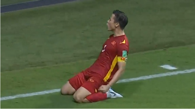 Giống như thần tượng của mình là Sergio Ramos, Quế Ngọc Hải đã có pha trượt cỏ về phía cột cờ góc sân.