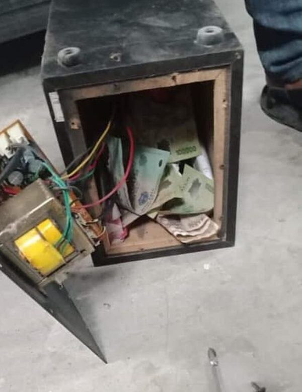 Qua thời gian, cục tiền được người chồng giấu quỹ đen cứ thế to dần lên, con số cũng lên tới cả trăm triệu đồng.