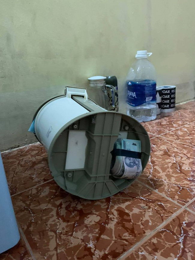 Được biết, cô vợ vốn lười nhác việc nhà và lười dọn rác. Bắt được điểm yếu này, anh chồng nhanh trí tìm ngay được chỗ cất quỹ đen lý tưởng đó là nhét cả cục tiền dưới gậm thùng rác khiến dân tình được phen cười bể bụng.