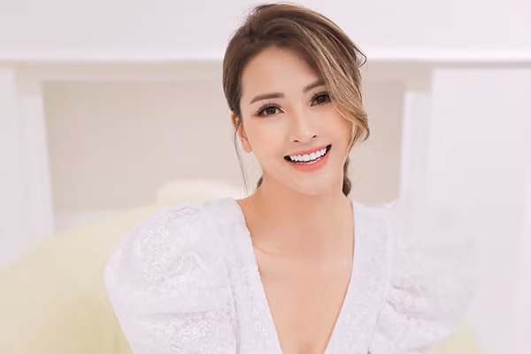 Huyền Trang từng đạt giải Icon phong cách - HHT Icon năm 2009. Cô cũng từng tham gia Miss Teen.