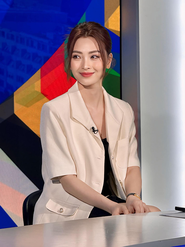 Ngoài ra, Huyền Trang chuyển hướng diễn xuất, tham gia "Sắc màu phái đẹp", "5S Online", "Mê cung", "11 tháng 5 ngày", "Biệt dược đen"...