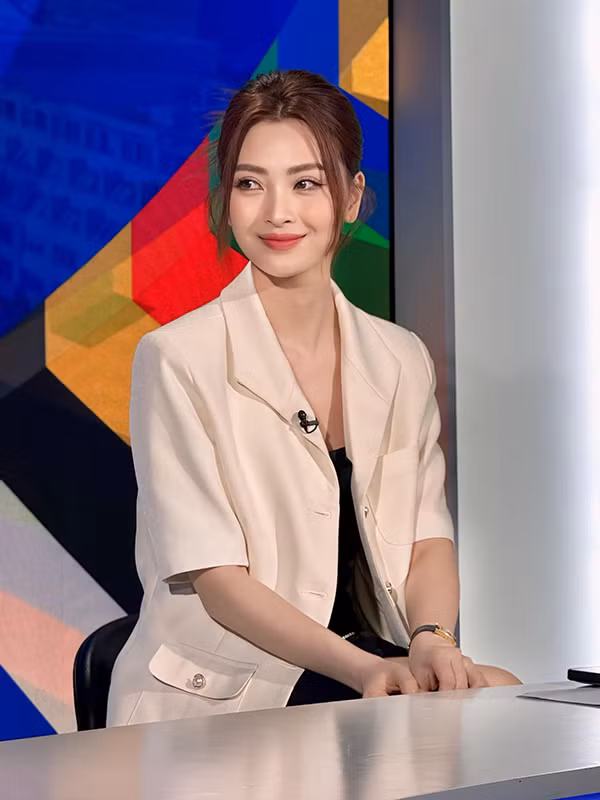 Ngoài ra, Huyền Trang chuyển hướng diễn xuất, tham gia "Sắc màu phái đẹp", "5S Online", "Mê cung", "11 tháng 5 ngày", "Biệt dược đen"...