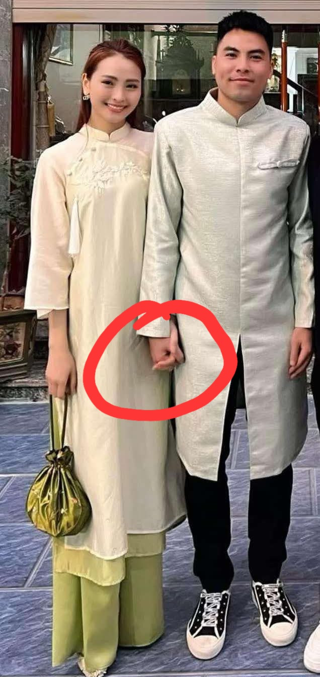 Mới đây, dịp đầu xuân năm mới MC Huyền Trang được cho là xuất hiện tại Hải Dương, quê của tiền vệ Phạm Đức Huy. Ngay lập tức trên mạng xã hội truyền tay nhau bức ảnh 2 nhân vật này nắm tay nhau cực tình tứ.