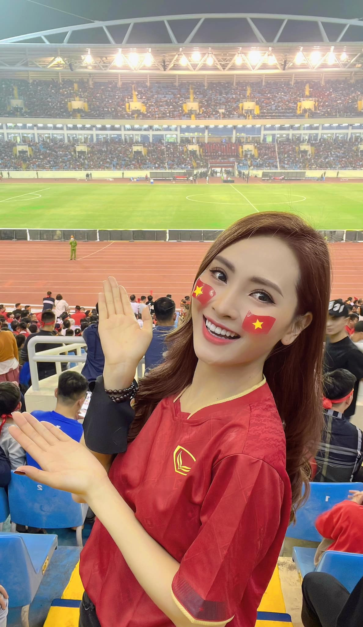 Ngoài bức hình nắm tay, Đức Huy và Huyền Trang còn tương tác với nhau trên mạng xã hội.