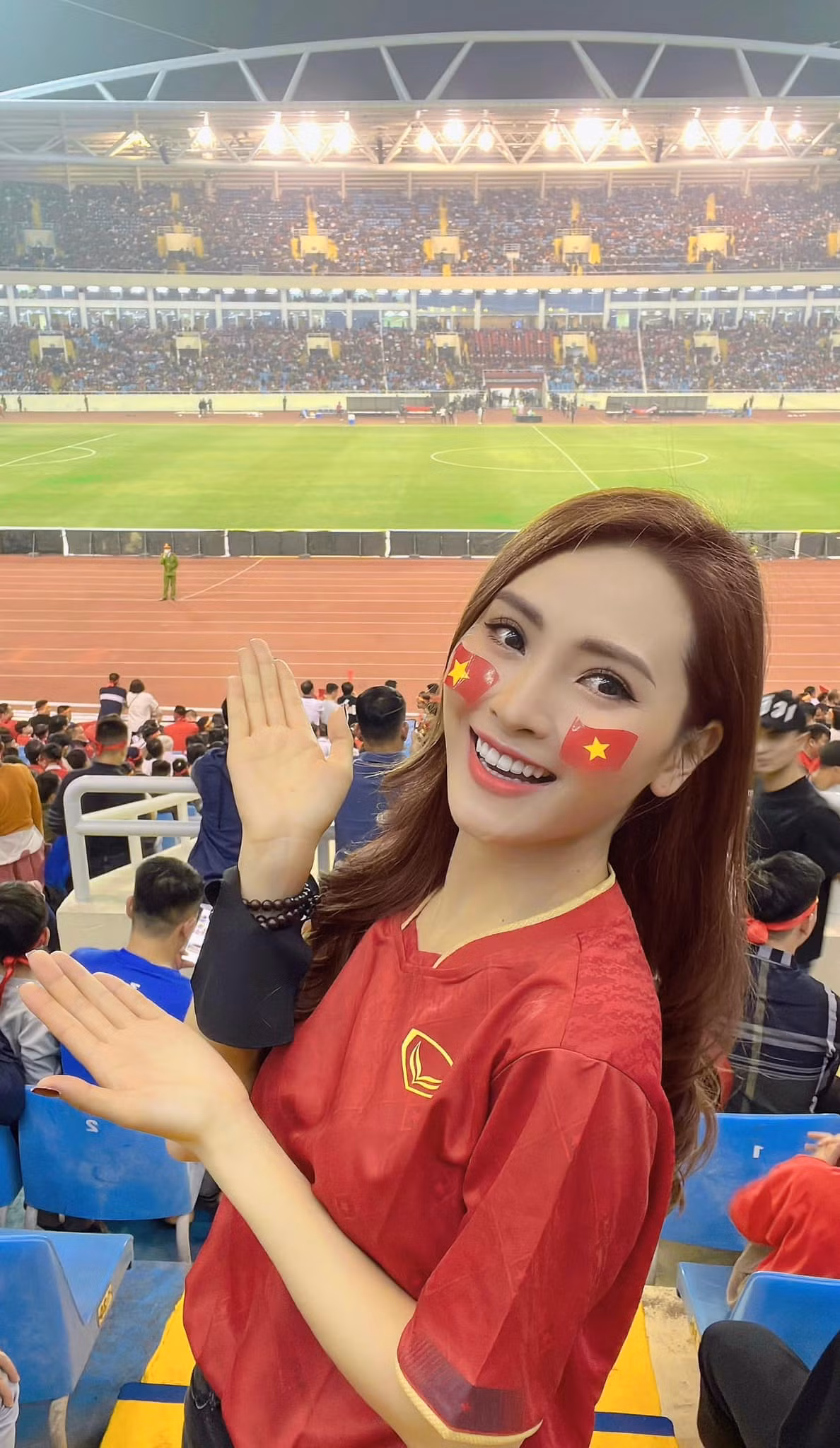 Ngoài bức hình nắm tay, Đức Huy và Huyền Trang còn tương tác với nhau trên mạng xã hội.