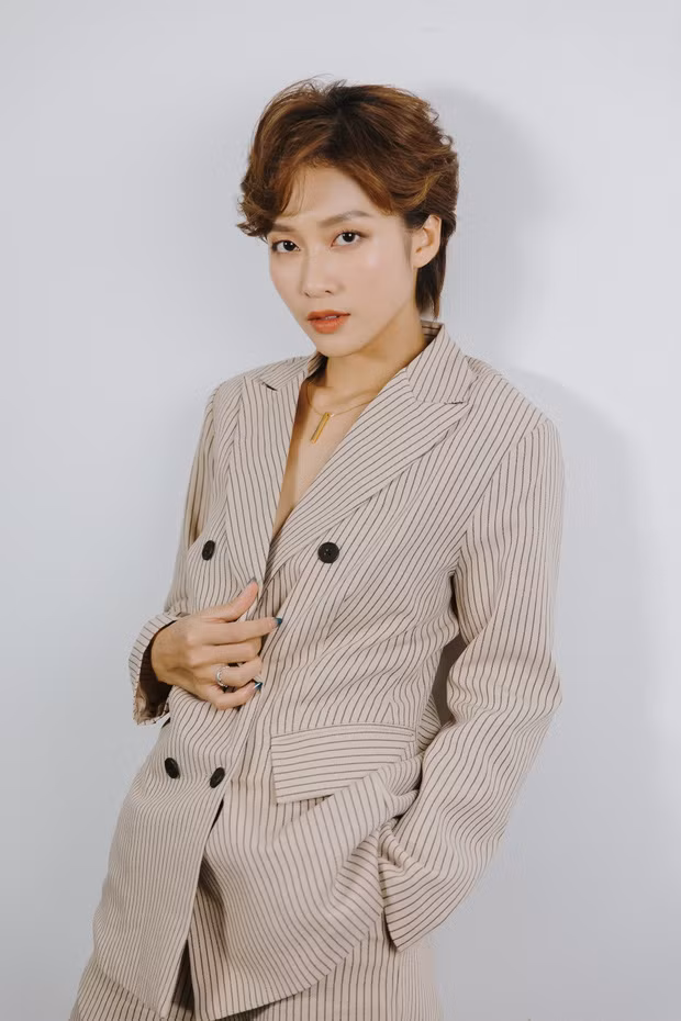 Sự xuất hiện của Khả Ngân trong top đề cử 100 gương mặt đẹp đang khiến người hâm mộ của cô nàng không ngừng phấn khích và tự hào.