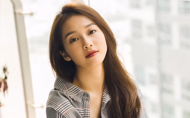 Khả Ngân nổi tiếng với danh xưng "hot girl boxing" nhờ gương mặt xinh đẹp, v.line tự nhiên.