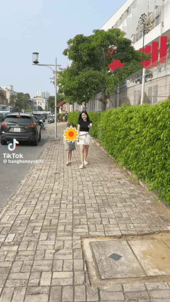 Theo đó, khi đang đi bình thường quay clip, có một khoảnh khắc dân tình phát hiện đôi chân của nữ đại gia bỗng dài ra, lộ rõ việc sử dụng ứng dụng kéo chân.