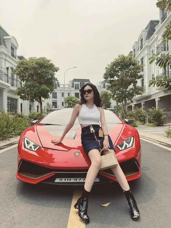 Sự cố này khiến nhiều người cảm thấy hài hước và cho rằng Đoàn Di Băng vẫn còn “non tay” trong việc chỉnh sửa hình ảnh, clip đăng lên mạng.