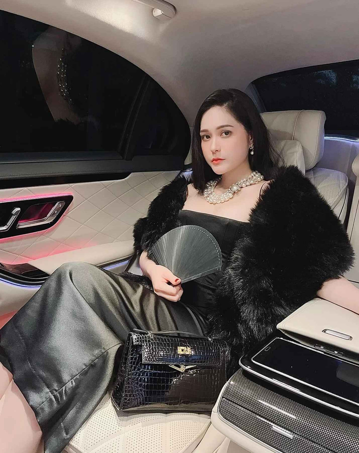 Không còn hoạt động nhiều trong lĩnh vực nghệ thuật nhưng cuộc sống của Đoàn Di Băng vẫn luôn gây bão trên MXH. Bởi những lần chi tiền mạnh tay cho các món đồ xa xỉ hay những phát ngôn của nữ đại gia đều khiến cộng đồng mạng chú ý.