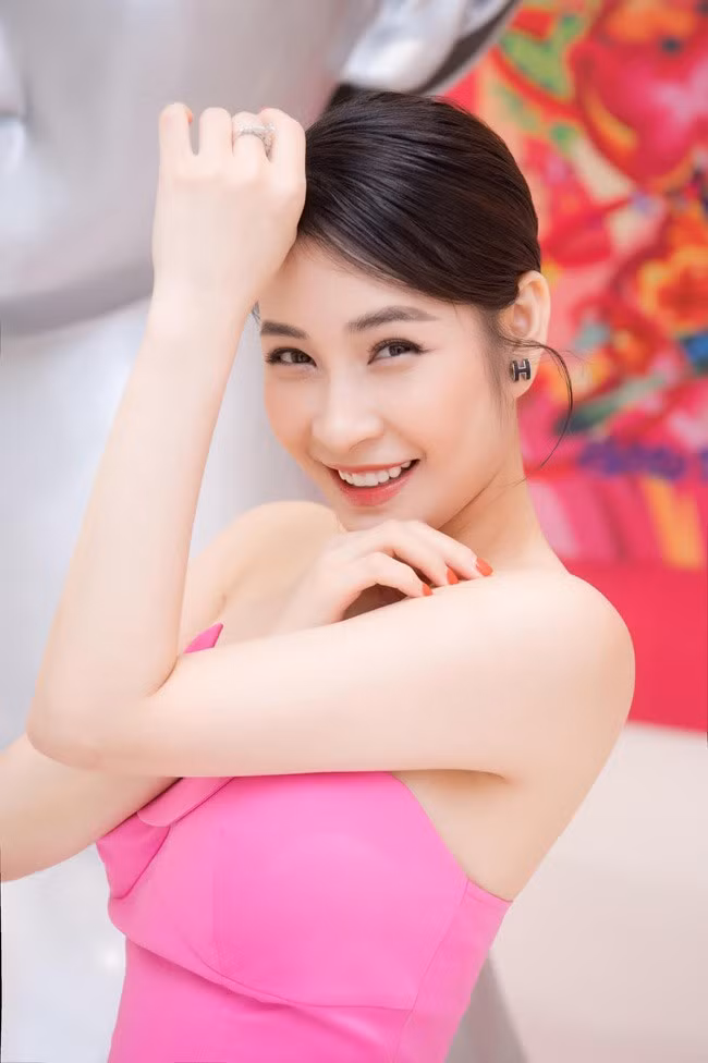 Đến với chương trình "Người ấy là ai", cô gái Hà thành mong muốn tìm được "một nửa" phù hợp. Tuy vậy, cô nàng không may chọn phải chàng trai "màu tím" do chương trình sắp xếp nên lẻ bóng ra về.