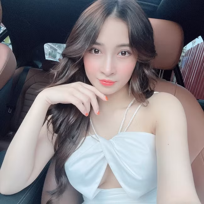 Hương Mai hiện tại vừa hoạt động trong lĩnh vực ca hát, vừa kinh doanh. Cô gái Hà thành đặc biệt quan tâm đến việc chăm sóc sức khỏe và nhan sắc.