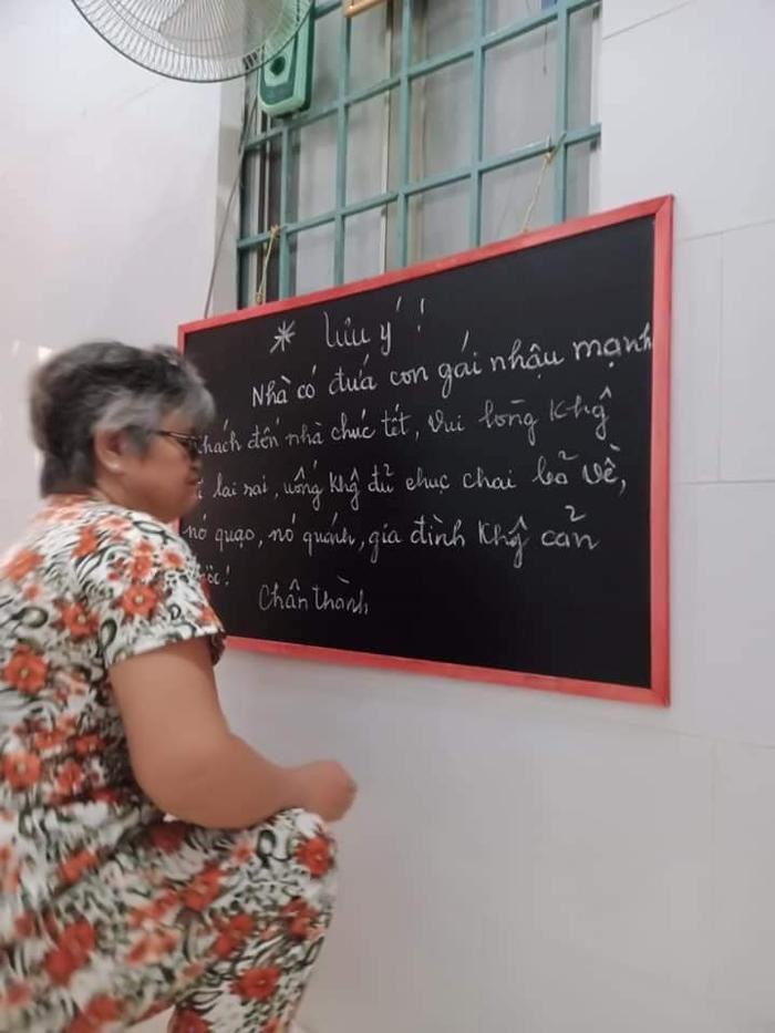 Một người mẹ cảnh báo khách đến chúc Tết gia đình khiến nhiều netizen không khỏi ôm bụng cười.