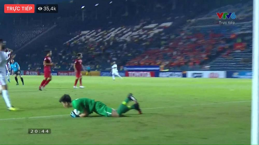 Những pha ra vào hợp lý của Bùi Tiến Dũng khiến đối thủ ngao ngán còn đội nhà thì an tâm.