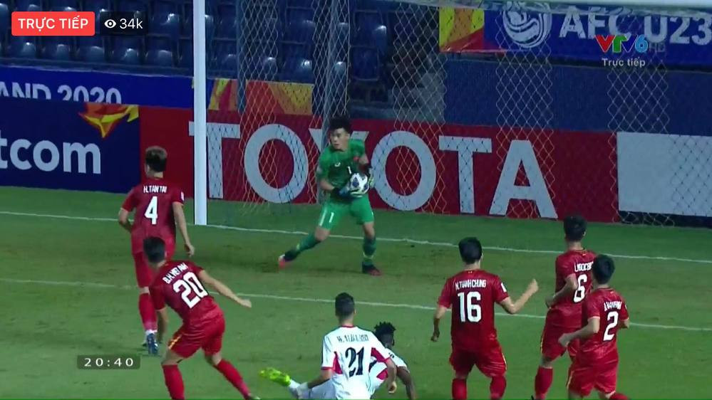 Tiến Dũng lao ra ôm bóng cản phá đường chuyền của cầu thủ đội bạn.