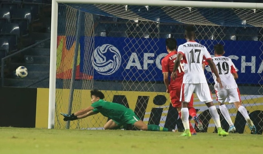 U23 Jordan liên tục có những pha bóng gây nguy hiểm cho lưới đội nhà, tuy nhiên thủ môn quốc dân Bùi Tiến Dũng lại nhiều lần cản phá thành công.