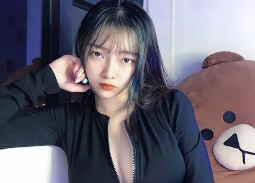 Ngoài những tựa game phổ biến như LMHT… Linh Chichan còn chơi những trò chơi không giống ai khiến người xem thích thú như lái xe online…