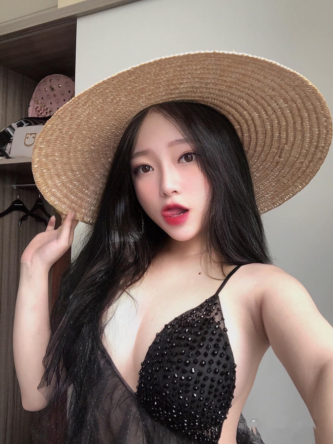 Nguyễn Hoàng Linh Chi (Linh Chichan) sinh năm 2002 là hot girl đến từ Lạng Sơn, từng nổi tiếng với bức ảnh thẻ đẹp không tì vết.