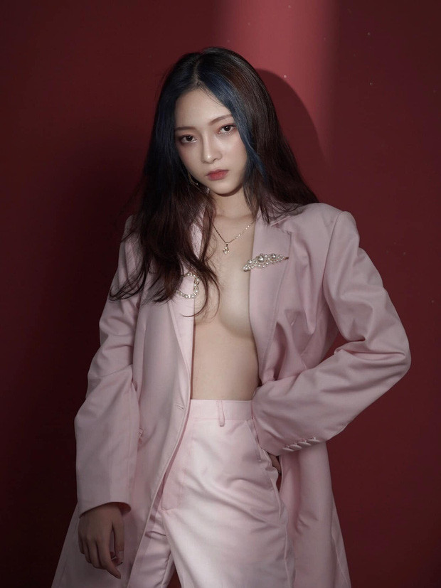 Những bộ trang phục mà Linh Chichan mặc từng trở thành chủ đề được dân mạng bàn tán sôi nổi. Một bộ phận cho rằng, cách ăn mặc này của nữ streamer không phù hợp với thuần phong mỹ tục người Việt.