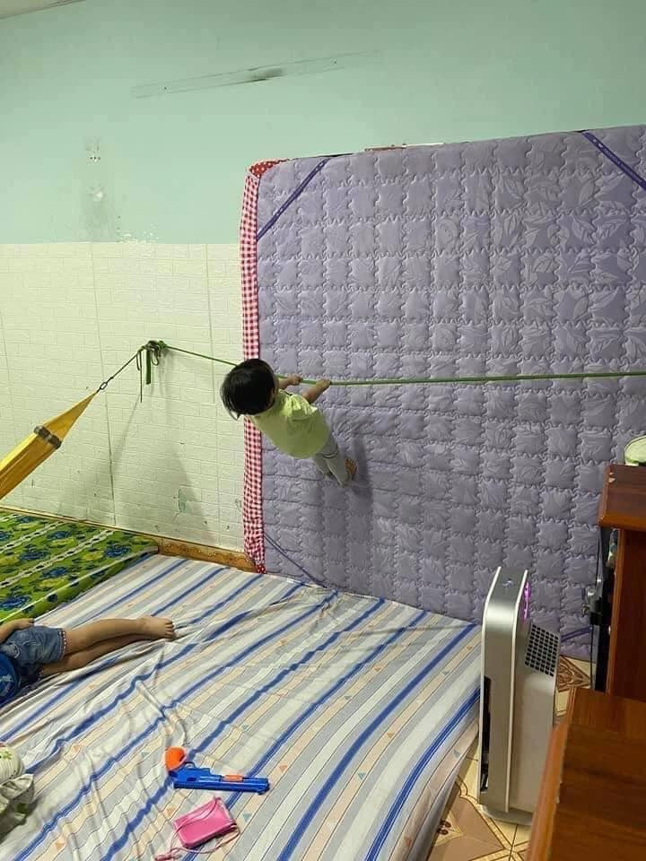 Mới đây, trên khắp các diễn đàn mạng, các bà mẹ đã chia sẻ những bức ảnh về các trò nghịch oái oăm của các tiểu công chúa khiến netizen thay đổi quan niệm.