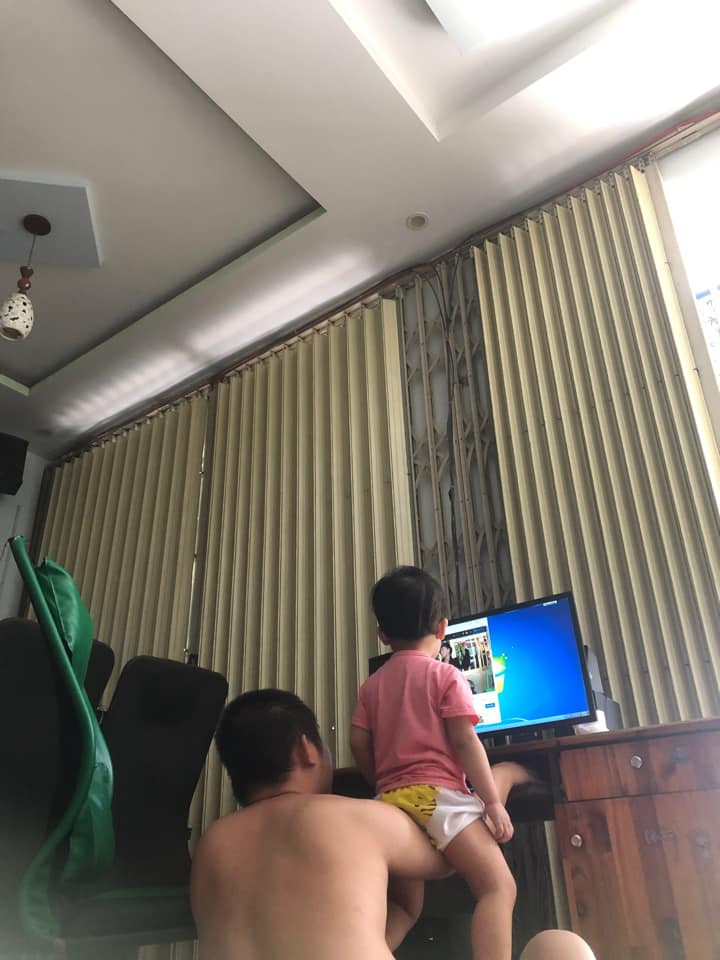 Sau khi chia sẻ những hình ảnh ghi lại độ nghịch ngợm của các bé gái được chia sẻ lên một hội nhóm trên mạng xã hội, hàng nghìn người phải "thả" icon mặt cười.