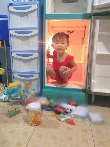 Dẫu biết nuôi một em bé nghịch ngợm mẹ sẽ rất vất vả song ai cũng hết lời khen cô bé rất xinh xắn, dễ thương.