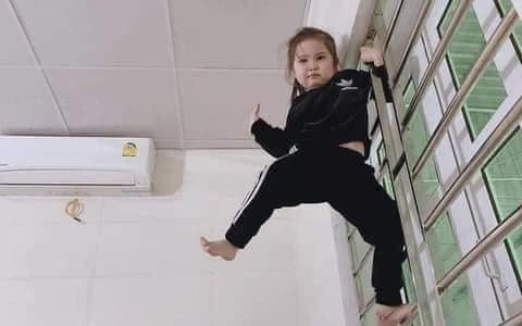 Có lẽ chỉ có các mẹ có con gái mới biết được rằng các tiểu công chúa có thực sự dịu dàng, nết na như trong tưởng tượng của nhiều người hay không với màn trèo leo như trên.