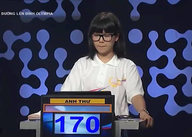 Anh Thư, 23 tuổi, cựu học sinh trường THPT Nhân Chính (Hà Nội), góp mặt trong cuộc thi tuần Đường Lên Đỉnh Olympia 2015. Cô nàng từng bị chê "đầu to, mắt cận" với cặp kính cận dày cộp, vẻ ngoài có phần hơi "ngố tàu".
