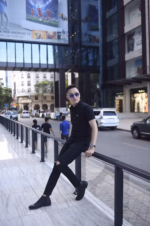 Từ một cậu học sinh suốt ngày chỉ biết tới sách vở, gầy đét và khá nhút nhát, Tiến Đạt của hiện tại thật sự khiến nhiều người phải ghen tị bởi vẻ ngoài soái ca, sự tự tin đầy mình và không kém phần khiêm tốn.