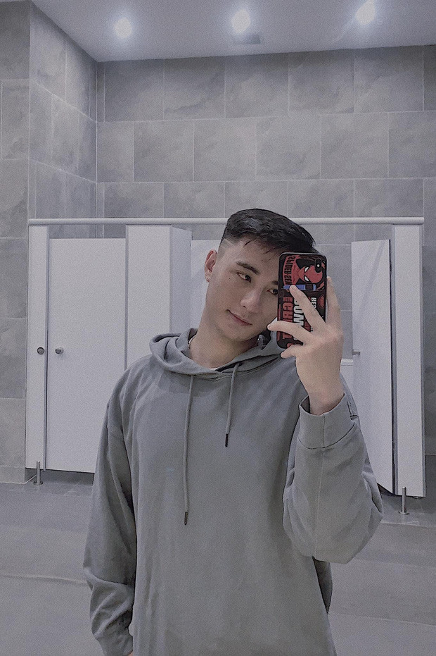 Cách đây 7 năm, Quang Huy xuất hiện trên sóng VTV và gây ấn tượng với hình ảnh đúng chuẩn thư sinh "mọt sách" cùng nụ cười dễ mến dễ gần. Bên cạnh đó, thành tích học tập của cựu thí sinh Đường lên đỉnh Olympia khi đó đã khiến rất nhiều người ngưỡng mộ, là học sinh giỏi có tiếng ở trường.