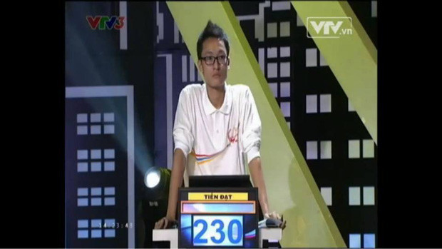 Cũng giống như Quang Huy, Nguyễn Tiến Đạt (Trường THPT Hoàng Hoa Thám, Đông Triều, Quảng Ninh) cũng là thí sinh Đường Lên Đỉnh Olympia 2013 và có màn lột xác khiến dân tình phải giật mình.