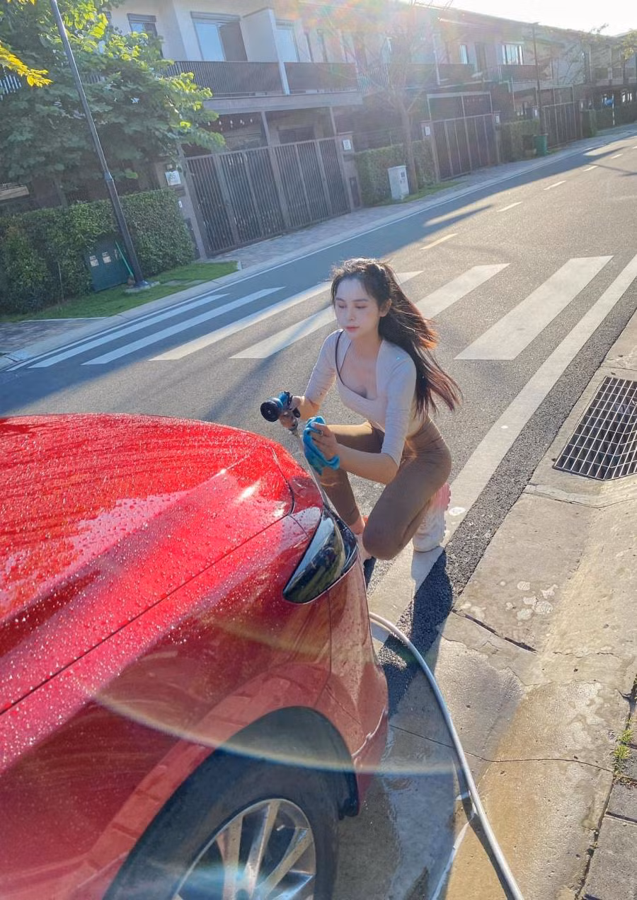 Trong ảnh, Nguyễn Phạm Tường Vi khoe thân hình cân đối, nước da trắng sáng, hình ảnh đời thường của cô vẫn thu hút và rạng rỡ.