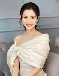 Tường Vi chọn mặc set đồ có gam màu nhã nhặn, áo croptop và quần tập. Set đồ năng động và trẻ trung giúp cô thuận tiện trong việc di chuyển, hoạt động.