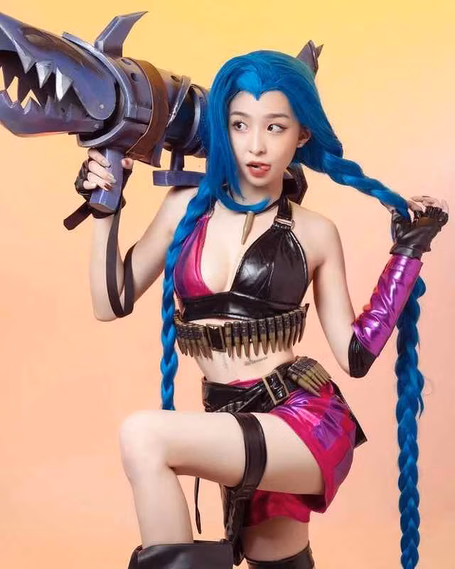 Cô nàng xinh đẹp Tammy mới đây gây sốt với loạt ảnh cosplay Jinx ( 1 vị tướng trong game Liên Minh Huyền Thoại) vừa phù hợp với tạo hình bản gốc, vừa nóng bỏng, cá tính đốt mắt game thủ.